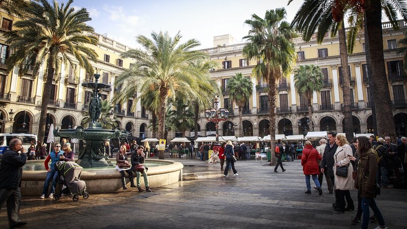 barcelona-people-in-city-plaza