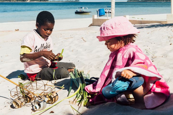 digital-nomad-kids-playing