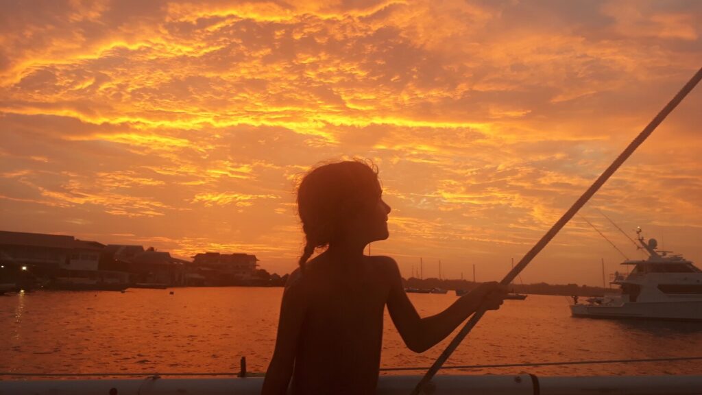 digital-nomad-family-sailing-across-the-world