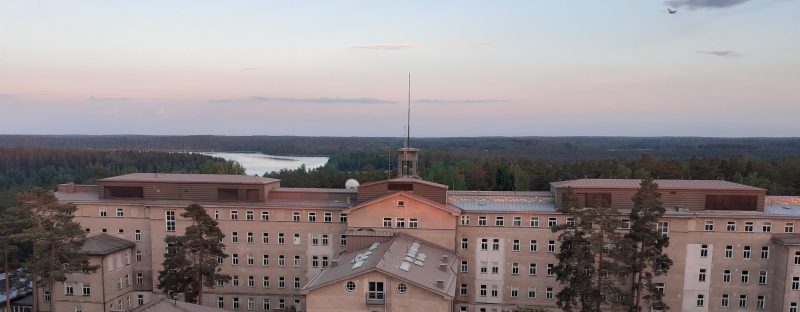 Feenix takaa korkealta rajattu matala