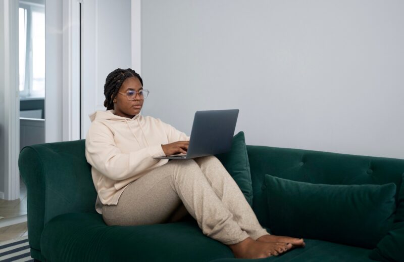 side-view-woman-with-laptop-couch_23-2150170912